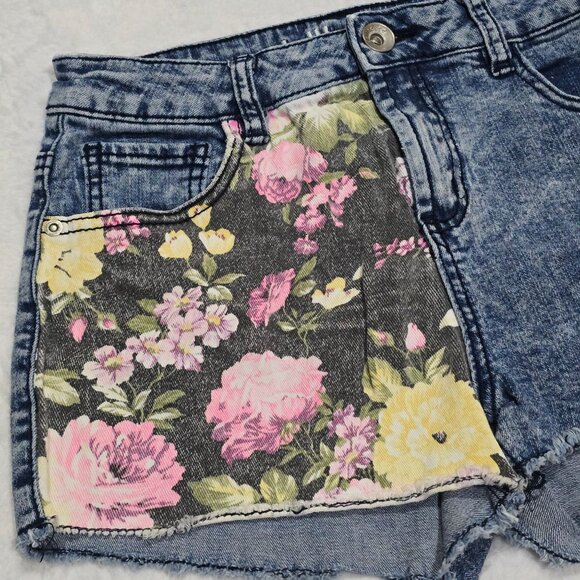 Dollhouse Floral Patch Denim Shorts 8 – Frayed Hem Blue Jean Summer Vibes EUC - Picture 3 of 7
